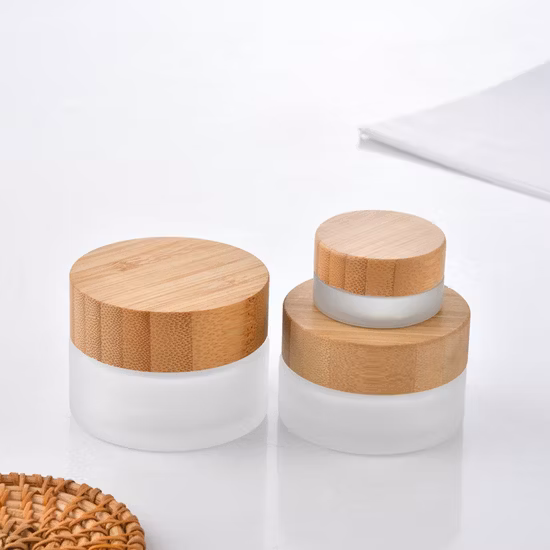 Готовая к отправке продукция Банка из матового стекла 50 г Косметический контейнер Стеклянная бутылка с низким минимальным объемом заказа Стеклянная бутылка OEM ODM Бутылка для крема с устойчивой бамбуковой пластиковой крышкой